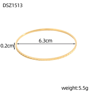 Dimensioni dettagliate del bracciale dorato a rombi con diametro 6,3cm e larghezza 0,2cm