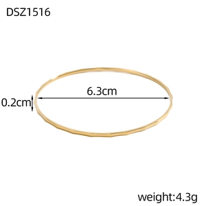 Vista dettagliata del bracciale dorato con trama a rombi, diametro 6,3 cm e larghezza 0,2