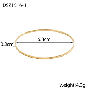 Dettaglio del bracciale dorato sfaccettato con diametro interno di 6,3 cm e larghezza 0,2 cm