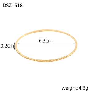 Dettaglio del bracciale dorato con motivo a rombi, diametro 6,3 cm e larghezza 0,2 cm