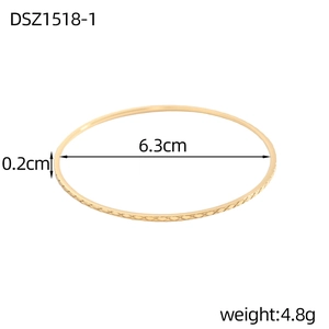 Dettaglio bracciale dorato con motivo a rombi, diametro interno 6,3 cm e larghezza 0,2 cm
