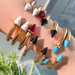 Bracciali rigidi dorati con punte colorate in marmo e turchese dallo stile punk chic
