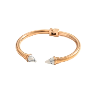 Dettaglio del bracciale rigido oro rosa con punte in marmo e chiusura a cerniera quadrata