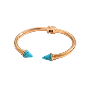Dettaglio del bracciale aperto oro rosa con punte a cono turchesi e chiusura in metallo