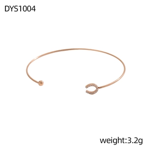 Primer plano de pulsera abierta oro rosa con pavé de circonitas y cuenta pulida