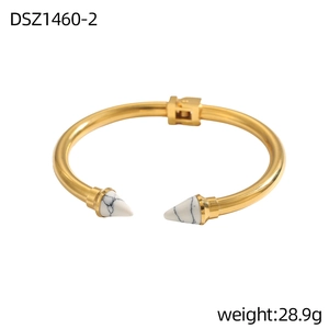 Dettaglio del bracciale rigido dorato con punte in marmo, peso di 28,9g