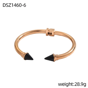 Dettaglio del bracciale a cerniera in oro rosa con punte nere e info sul peso