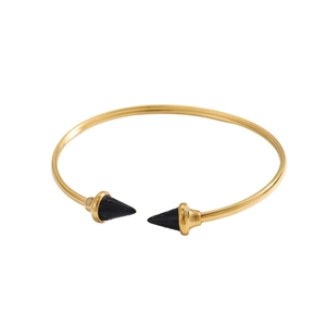 Dettaglio del bracciale aperto dorato con borchie coniche nere in stile punk