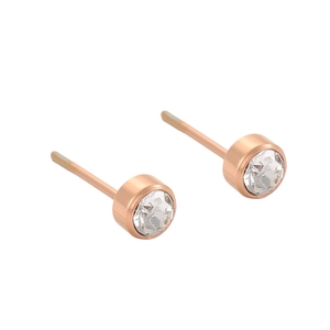Détail de boucles d'oreilles clous en zircone ronde avec placage en or rose