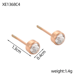 Gros plan des boucles d'oreilles en zircone rose doré avec dimensions détaillées