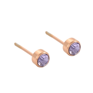 Détail de boucles d'oreilles rondes en or rose avec zircon violet serti clos