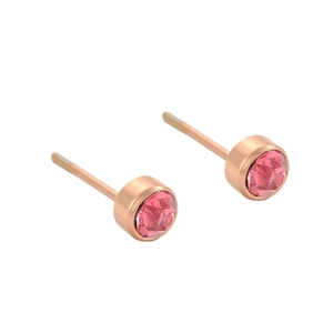 Gros plan de boucles d'oreilles en cristal rose avec placage à l'or rose pour femme