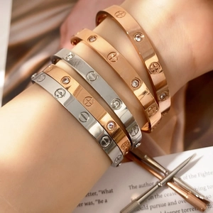 Stapelbare Armbänder in Roségold und Silber mit Schraubmuster und Kristallen