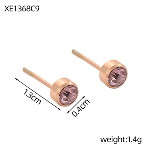 Détail de boucles d'oreilles en or rose avec pierre rose et dimensions précises