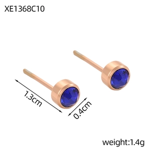 Détail de boucles d'oreilles rondes en cristal bleu foncé de 4mm et tiges en or rose