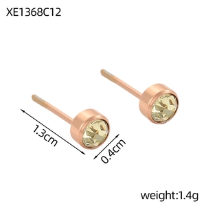 Vue détaillée de clous d'oreilles champagne de 0,4 cm en or rose avec mesures précises