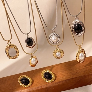 Parure de bijoux style rétro français avec pendentifs ovales et colliers chaîne serpent