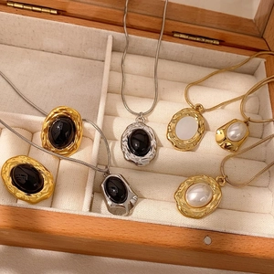 Ensemble collier et bague vintage français avec pierres ovales dans un coffret