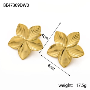 Detailed view of gold five-petal flower earrings showing 4cm size and 17.5g weight