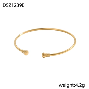 Detail eines vergoldeten minimalistischen Armreifs mit runden Kugelenden für Damen