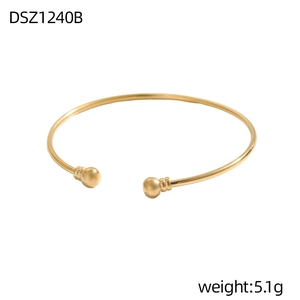 Detail eines goldenen minimalistischen Armreifs mit Kugelenden, Leichtbauweise 5,1 g