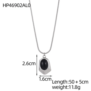 Collier vintage français avec pendentif en pierre noire ovale et cadre en métal argenté