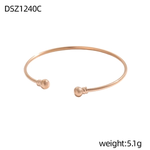 Detailansicht eines minimalistischen Armreifs in Roségold mit Perlen und Texturen