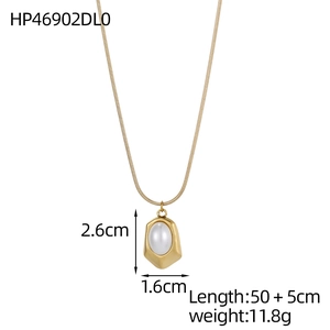 Vue détaillée du pendentif perle ovale sur chaîne serpent dorée avec dimensions