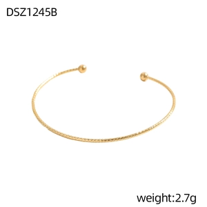 Detail eines goldenen Armreifs mit Spiraltextur und Perlen sowie Gewichtsangabe von 2,7 g
