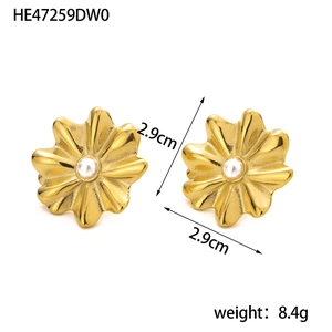 Detail showing 2.9cm golden flower stud earrings with pearl centers and 8.4g weight