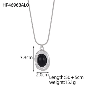 Détail du collier chaîne serpent argentée avec pendentif ovale en pierre noire