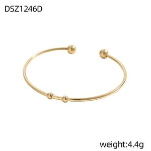 Details des minimalistischen vergoldeten Kugelarmbands mit 4,4g Gewicht und Politur
