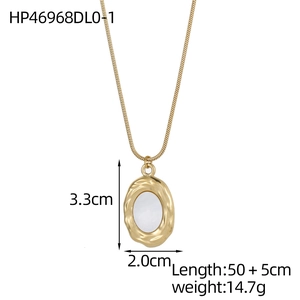 Détail du collier chaîne serpent dorée avec pendentif ovale blanc irrégulier vintage