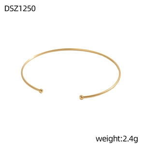 Detailansicht eines minimalistischen Gold-Armreifs mit zwei Kugeln, Gewicht 2,4g