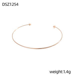 Minimalistischer roségoldener Armreif mit kleinen Pyramidennieten auf feinem Metallband