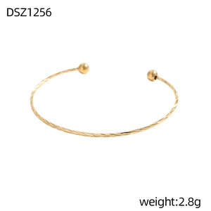 Detail eines gedrehten Goldarmreifs mit Kugelenden und 2,8g geringem Gewicht Design