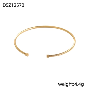 Makroaufnahme des 4,4 g vergoldeten gedrehten Kabel-Manschettenarmbandes mit Metallspitzen
