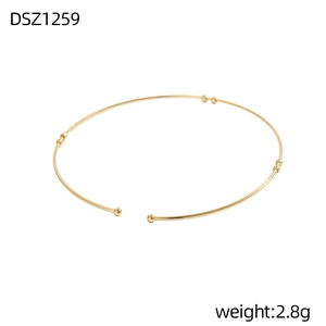 Detailansicht eines 2,8g minimalistischen goldenen Armreifs mit polierten Goldperlen