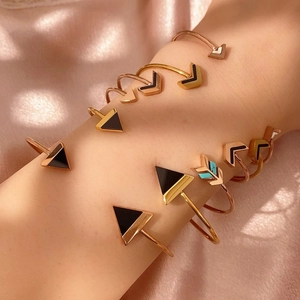Schicke geometrische C-Manschettenarmbänder mit buntem Emaille-Dekor und Türkis-Akzenten
