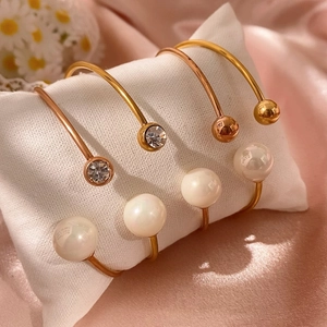 Elegante set di bracciali regolabili in oro e oro rosa con perle e cristalli lucidi