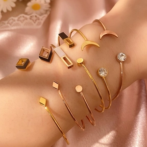 Minimalistisches geometrisches C-förmiges Armband-Set mit Emaille-Herzen und Zirkonia