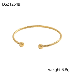 Detailaufnahme des goldenen gedrehten Armreif mit runden Perlen und 6,8g leichtem Design