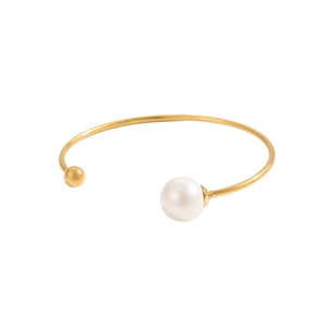 Dettaglio del bracciale aperto in oro regolabile con una grande perla bianca e una sfera