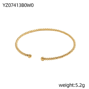 Draufsicht auf 5,2g Goldperlen-Armreif mit polierter Oberfläche und offenem Design