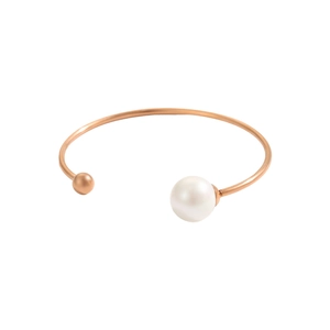 Dettaglio del bracciale rigido oro rosa con grande perla bianca e piccola sfera in metallo