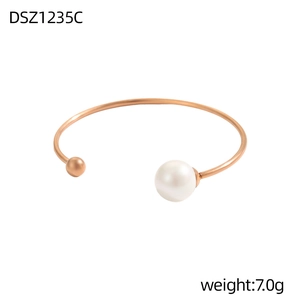 Dettaglio del bracciale aperto in oro rosa con perla bianca e sfera metallica, 7,0g