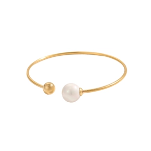 Dettaglio di un bracciale rigido dorato con perla grande e piccola sfera di metallo