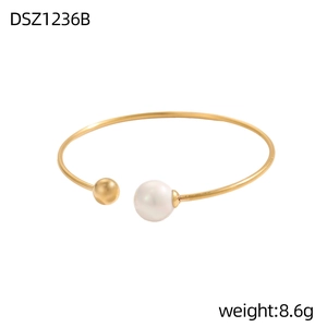 Dettaglio del bracciale aperto regolabile con perla bianca e sfera dorata su sfondo bianco