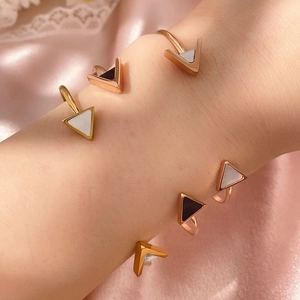 Set aus drei roségoldenen C-Armreifen mit geometrischen schwarz-weißen Inlay-Details