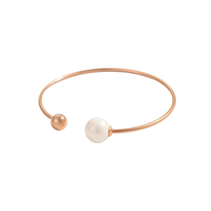 Dettaglio del bracciale rigido oro rosa con sfera metallica e accento di perla bianca